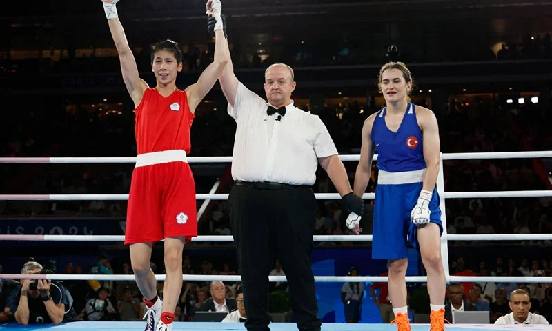 TOPSHOT - Taiwan's Lin Yu-ting celebrates after beating Turkey's Esra Yildiz Kahraman (blue) in the women's 57kg semi-final boxing match during the Paris 2024 Olympic Games at the Roland-Garros Stadium, in Paris on August 7, 2024. (Photo by Peter Cziborra / POOL / AFP) (Photo by PETER CZIBORRA/POOL/AFP via Getty Images)