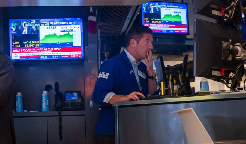 NEW YORK, NEW YORK - AUGUST 05: Traders work on the floor of the New York Stock Exchange (NYSE) on August 05, 2024, in New York City. The Dow fell over 1000 points in morning trading as global stocks plunged following fears of a recession in the American and Japanese economies. (Photo by Spencer Platt/Getty Images)