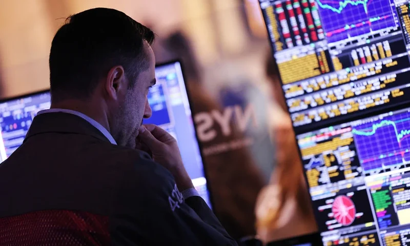 NEW YORK, NEW YORK - AUGUST 05: Traders work on the floor of the New York Stock Exchange during afternoon trading on August 05, 2024 in New York City. All three major indexes closed with significant losses, with the Dow Jones falling 1,000 points and the S&P 500 sliding 3.2 percent, its worst day since 2022, amid a global market sell-off centered around fears of a U.S. recession. (Photo by Michael M. Santiago/Getty Images)
