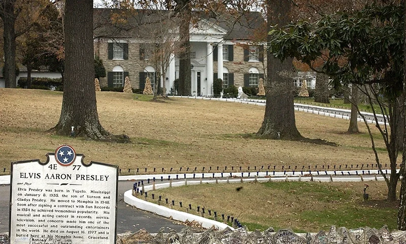 MEMPHIS, TN - DECEMBER 16: Elvis Presley's Graceland estate is seen December 16, 2004 in Memphis, Tennessee. Robert F.X. Sillerman and Elvis Presley Enterprises (EPE) announced December 16 the pending sale of an 85% stake in EPE, which will include all naming rights, intelectual property, archival documents, operations of Graceland and surrounding properties as well as revenue derived from Elvis' music, films and television specials. The sale, estimated at $100 million, was structured so Lisa Marie Presley, sole heir to the Elvis Presley estate, would retain the 13.6 acre Graceland grounds and most of Elvis' personal effects. (Photo by Mike Brown/Getty Images)