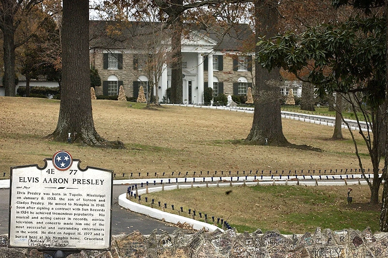 MEMPHIS, TN - DECEMBER 16: Elvis Presley's Graceland estate is seen December 16, 2004 in Memphis, Tennessee. Robert F.X. Sillerman and Elvis Presley Enterprises (EPE) announced December 16 the pending sale of an 85% stake in EPE, which will include all naming rights, intelectual property, archival documents, operations of Graceland and surrounding properties as well as revenue derived from Elvis' music, films and television specials. The sale, estimated at $100 million, was structured so Lisa Marie Presley, sole heir to the Elvis Presley estate, would retain the 13.6 acre Graceland grounds and most of Elvis' personal effects. (Photo by Mike Brown/Getty Images)