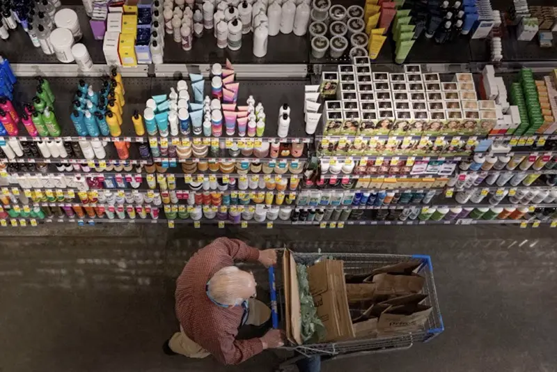 A person pushes a shopping cart in a supermarket in Manhattan, New York City, U.S., March 28, 2022. REUTERS/Andrew Kelly