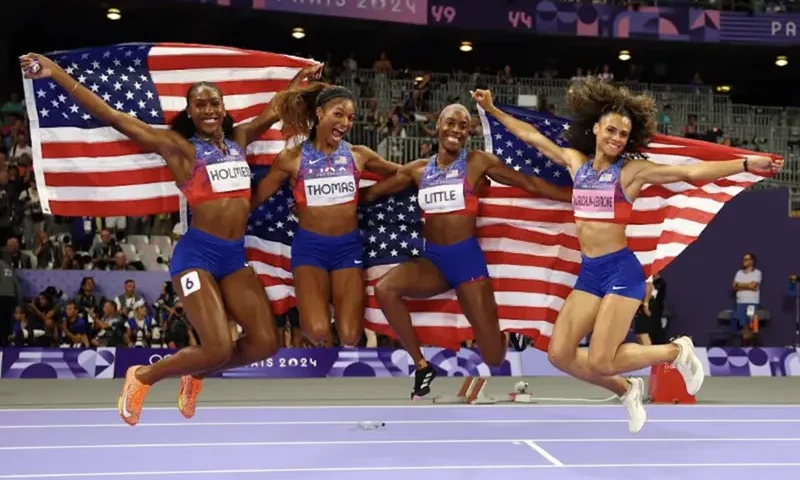 hamier Little of United States, Sydney McLaughlin-Levrone of United States, Gabrielle Thomas of United States and Alexis Holmes of United States celebrate after winning gold. REUTERS/Kai Pfaffenbach