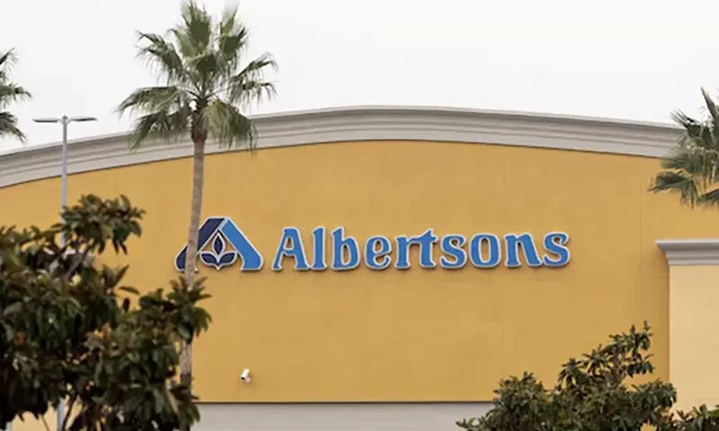 The Albertsons logo is seen on an Albertsons grocery store, as Kroger agrees to buy rival Albertsons in a deal to combine the two supermarket chains, in Riverside, California, U.S., October 14, 2022. REUTERS/Aude Guerrucci/File Photo