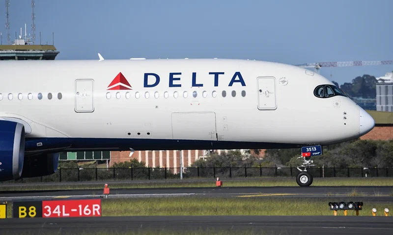 A Delta airlines aircraft landing from Los Angeles at Kingsford Smith International airport on October 31, 2021 in Sydney, Australia. Australia's COVID-19 border restrictions will ease from Monday 1 November to allow quarantine-free travel. Fully vaccinated international travellers into New South Wales and Victoria will no longer be required to enter mandatory hotel quarantine. Australian citizens will also be able to leave the country without requiring a travel exemption. Prior to the restrictions lifting on 1 November, all international arrivals are required to complete 14-days of mandatory hotel quarantine. (Photo by James D. Morgan/Getty Images)