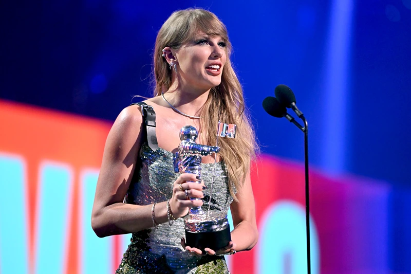ELMONT, NEW YORK - SEPTEMBER 11: Taylor Swift accepts the Video of the Year award (Presented by Burger King) for "Fortnight" on stage during the 2024 MTV Video Music Awards at UBS Arena on September 11, 2024 in Elmont, New York. (Photo by Noam Galai/Getty Images for MTV)