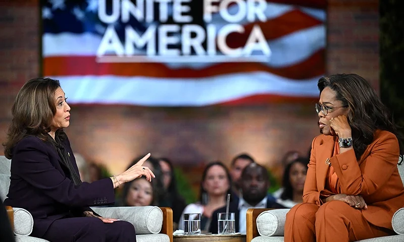 TOPSHOT - US Vice President and Democratic presidential candidate Kamala Harris (L) joins US television producer Oprah Winfrey at a 'Unite for America' live streaming rally in Farmington Hills, Michigan, on September 19, 2024. (Photo by SAUL LOEB / AFP) (Photo by SAUL LOEB/AFP via Getty Images)