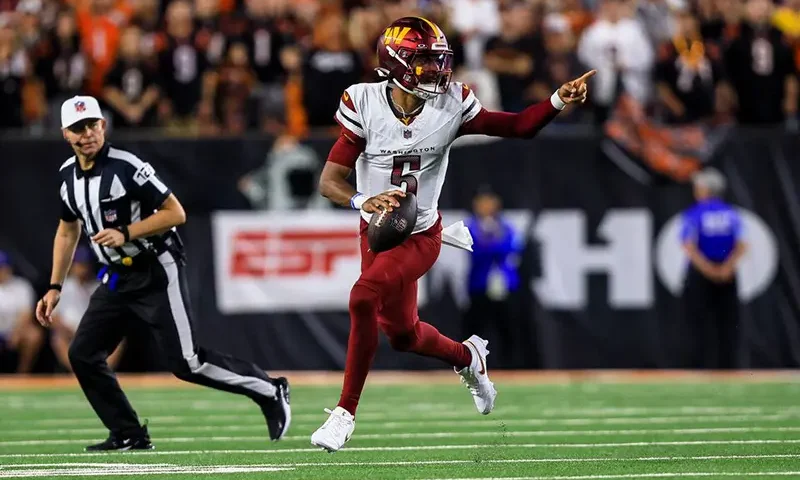 Washington Commanders quarterback Jayden Daniels (5) runs with the ball against the Cincinnati Bengals in the first half at Paycor Stadium. Mandatory Credit: Katie Stratman-Imagn Images