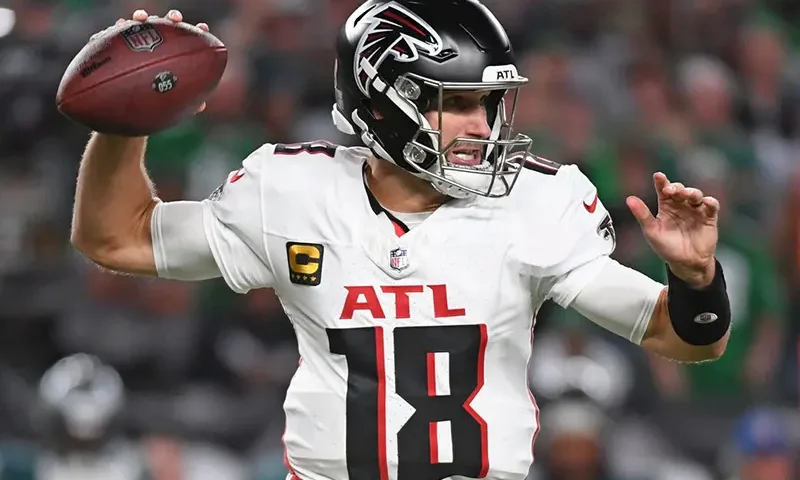 Atlanta Falcons quarterback Kirk Cousins (18) throws a pass during the first quarter against the Philadelphia Eagles at Lincoln Financial Field. Mandatory Credit: Eric Hartline-Imagn Images
