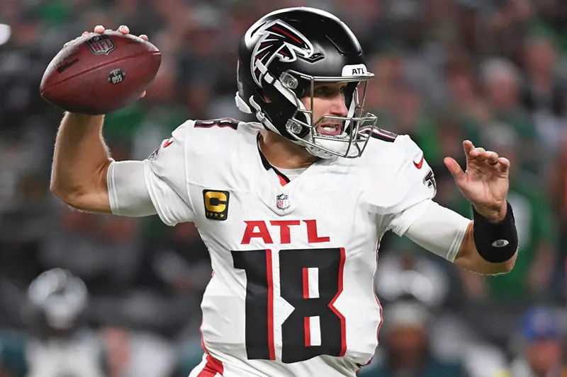 Atlanta Falcons quarterback Kirk Cousins (18) throws a pass during the first quarter against the Philadelphia Eagles at Lincoln Financial Field. Mandatory Credit: Eric Hartline-Imagn Images