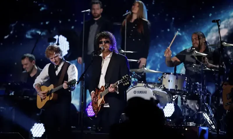 Jeff Lynne performs a medley of Electric Light Orchestra songs at the 57th annual Grammy Awards in Los Angeles, California February 8, 2015. REUTERS/Lucy Nicholson/File Photo