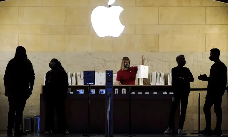 Apple employees work in an Apple Store at the Grand Central Terminal in the Manhattan borough of New York City, New York, U.S., January 4, 2022. REUTERS/Carlo Allegri/File Photo