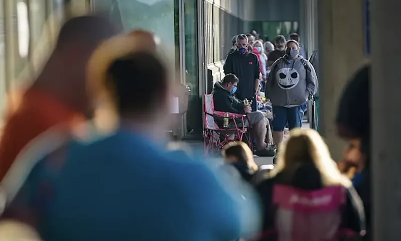 People line up outside Kentucky Career Center prior to its opening to find assistance with their unemployment claims in Frankfort, Kentucky, U.S. June 18, 2020. REUTERS/Bryan Woolston/File Photo