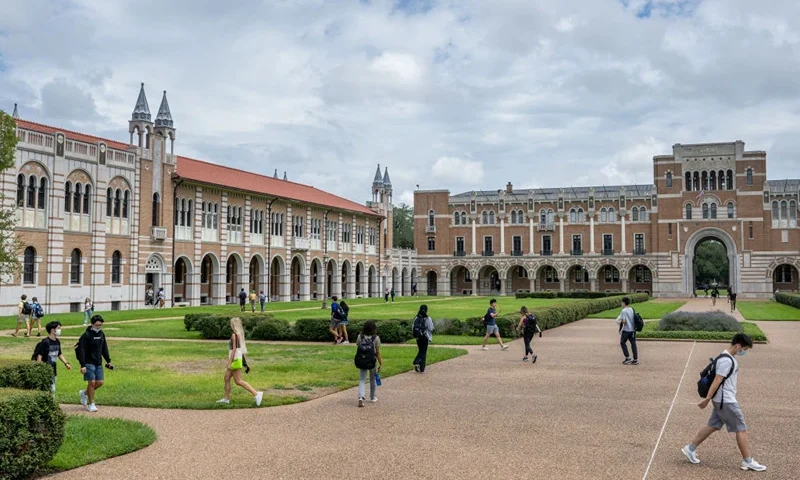 HOUSTON, TEXAS - AUGUST 29: Students walk to class at Rice University on August 29, 2022 in Houston, Texas. U.S. President Joe Biden has announced a three-part plan that will forgive hundreds of billions of dollars in federal student loan debt. Since announced, the plan has sparked controversy as critics have begun questioning its fairness, and addressing concerns over its impact on inflation. (Photo by Brandon Bell/Getty Images)