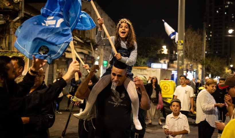 People celebrate after the Israeli military confirmed the death of Hamas leader Yahya Sinwar, in Jerusalem on October 17, 2024. The Israeli military said on October 17 its forces killed Hamas leader Yahya Sinwar in southern Gaza's Rafah, after a firefight with the militant leader and two other fighters the previous day. (Photo by JOHN WESSELS / AFP) (Photo by JOHN WESSELS/AFP via Getty Images)