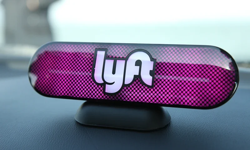 An Amp sits on the dashboard of a Lyft driver's car on January 31, 2017 in San Francisco, California. (Photo by Kelly Sullivan/Getty Images for Lyft)