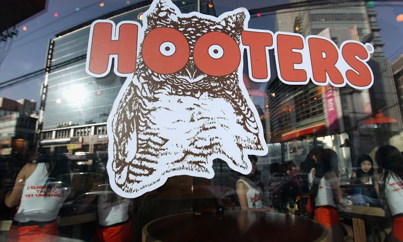 SEOUL, SOUTH KOREA - JANUARY 12: A general view of Hooters restaurant on January 12, 2007 in Seoul, South Korea. The famous US restaurant is preparing to open for the first time in South Korea on January 18. (Photo by Chung Sung-Jun/Getty Images)