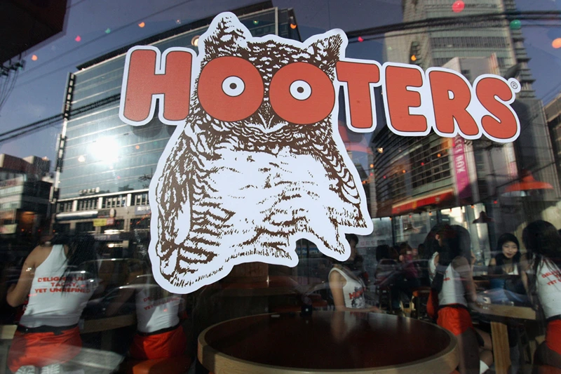 SEOUL, SOUTH KOREA - JANUARY 12: A general view of Hooters restaurant on January 12, 2007 in Seoul, South Korea. The famous US restaurant is preparing to open for the first time in South Korea on January 18. (Photo by Chung Sung-Jun/Getty Images)