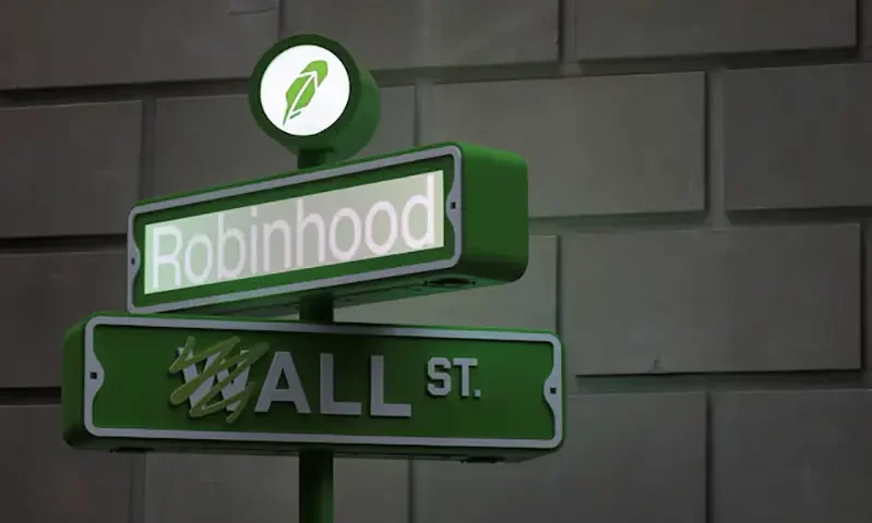The logo of Robinhood Markets, Inc. is seen at a pop-up event on Wall Street after the company's IPO in New York City, U.S., July 29, 2021. REUTERS/Andrew Kelly/File Photo