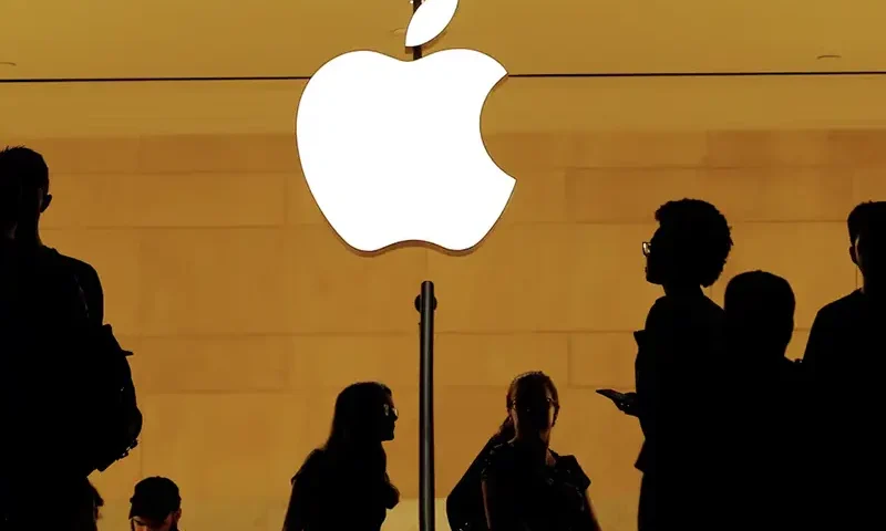 Customers walk past an Apple logo inside of an Apple store at Grand Central Station in New York, U.S., August 1, 2018. REUTERS/Lucas Jackson/File Photo