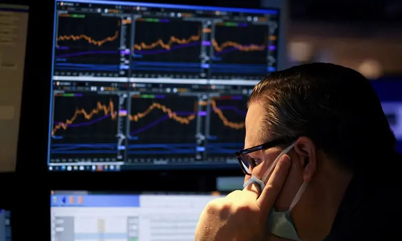 A trader works on the trading floor on the last day of trading before Christmas at the New York Stock Exchange (NYSE) in Manhattan, New York City, U.S., December 23, 2021. REUTERS/Andrew Kelly/File Photo