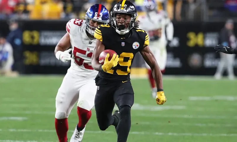Pittsburgh Steelers wide receiver Calvin Austin III (19) scores a touchdown on a seventy-five yard punt return against the New York Giants during the third quarter at Acrisure Stadium. Mandatory Credit: Charles LeClaire-Imagn Images