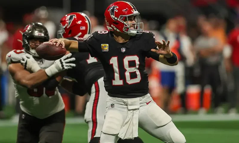 Atlanta Falcons quarterback Kirk Cousins (18) throws against the Tampa Bay Buccaneers in the second quarter at Mercedes-Benz Stadium. Mandatory Credit: Brett Davis-Imagn Images