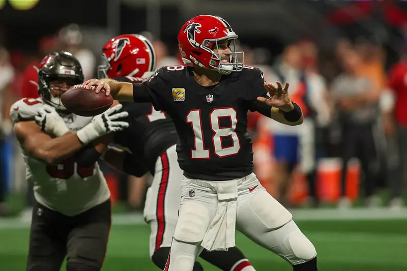 Atlanta Falcons quarterback Kirk Cousins (18) throws against the Tampa Bay Buccaneers in the second quarter at Mercedes-Benz Stadium. Mandatory Credit: Brett Davis-Imagn Images