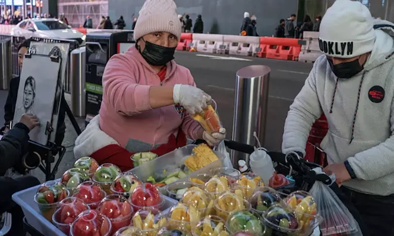 People pack fruits for customers in Manhattan, New York, U.S., December 25, 2023. REUTERS/Eduardo Munoz/File Photo