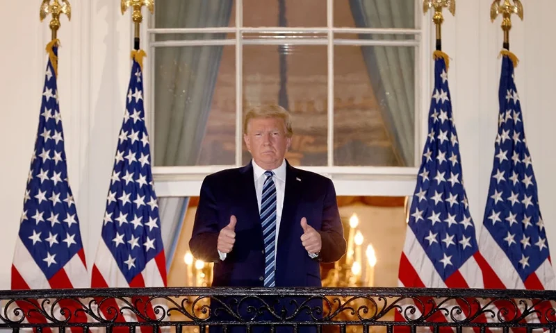 WASHINGTON, DC - OCTOBER 05: U.S. President Donald Trump gives a thumbs up upon returning to the White House from Walter Reed National Military Medical Center on October 05, 2020 in Washington, DC. Trump spent three days hospitalized for coronavirus. (Photo by Win McNamee/Getty Images)