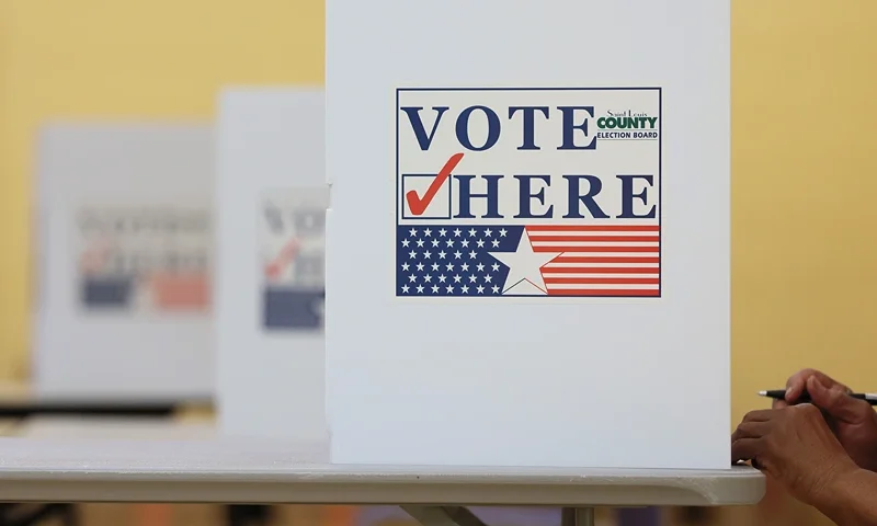 ST LOUIS, MISSOURI - AUGUST 02: People vote during Primary Election Day at Barack Obama Elementary School on August 02, 2022 in St Louis, Missouri. Voters in Missouri are voting on Primary Election Day with the Senate being state's top race after the retirement of Republican Roy Blunt. (Photo by Michael M. Santiago/Getty Images)