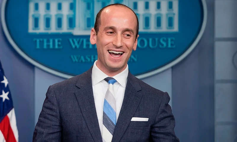 President Donald Trump's senior advisor for policy Stephen Miller (R) and White House Press Secretary Sarah Huckabee Sanders share a laugh while speaking during the Daily Briefing at the White House in Washington, DC, on August 2, 2017. / AFP PHOTO / JIM WATSON (Photo credit should read JIM WATSON/AFP via Getty Images)
