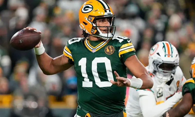 Green Bay Packers quarterback Jordan Love (10) throws a pass during the first quarter against the Miami Dolphins at Lambeau Field. Mandatory Credit: Jeff Hanisch-Imagn Images