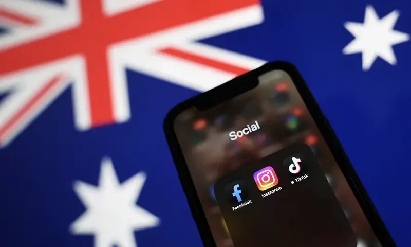 Facebook, Instagram and TikTok apps are seen on a smartphone in front of an Australian flag, in this illustration taken November 29, 2024. REUTERS/Edgar Su/Illustration