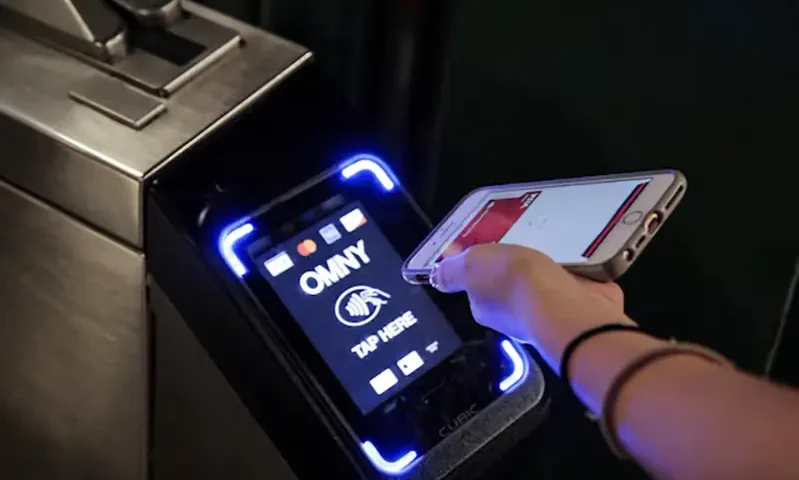 A customer uses a phone to pay for a New York City subway ride in New York, U.S., May 31, 2019. REUTERS/Brendan McDermid/File Photo