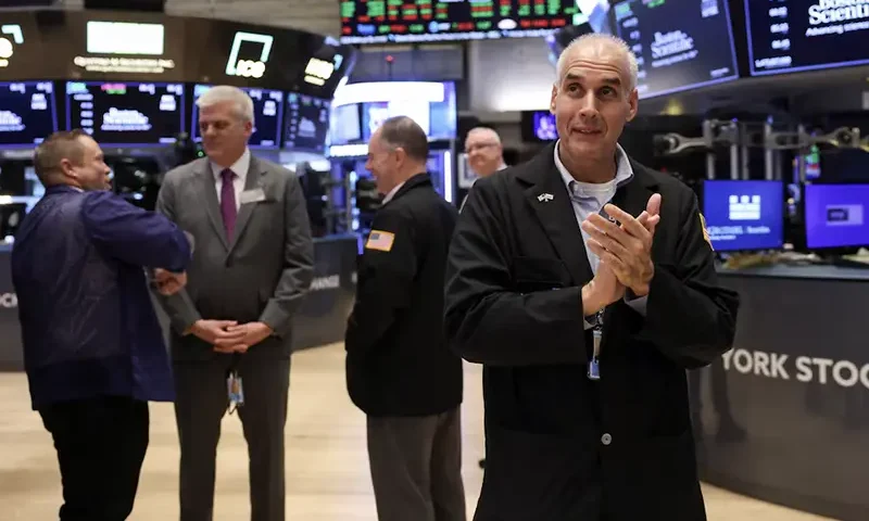 Traders react at the New York Stock Exchange at the end of the trading day, after Republican presidential nominee Donald Trump became U.S. president-elect, in New York City, U.S., November 6, 2024. REUTERS/Andrew Kelly/File Photo