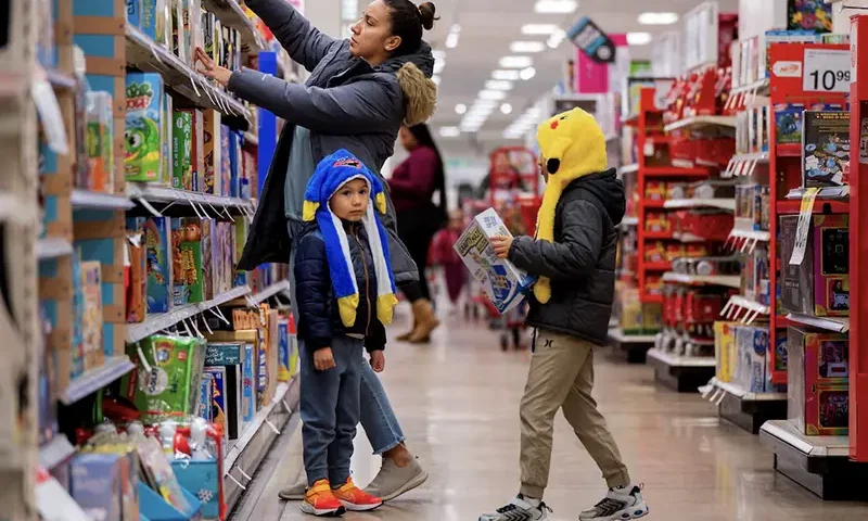 Shoppers converge in a Target store ahead of the Thanksgiving holiday and traditional Black Friday sales in Chicago, Illinois, U.S. November 21, 2023. REUTERS/Vincent Alban/File Photo