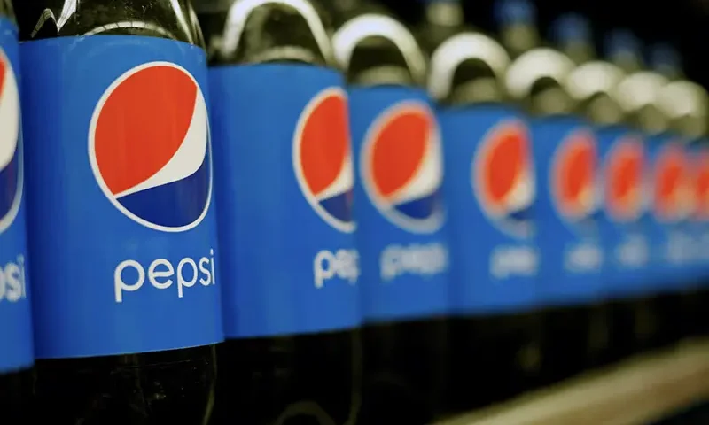 Bottles of Pepsi are pictured at a grocery store in Pasadena, California, U.S., July 11, 2017. REUTERS/Mario Anzuoni/File Photo/File Photo