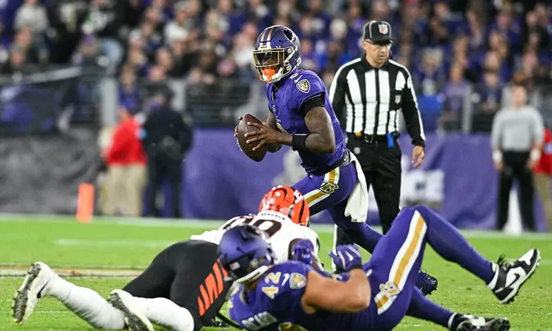 Baltimore Ravens quarterback Lamar Jackson (8) rolls out to pass during the first half against the Cincinnati Bengals at M&T Bank Stadium. Mandatory Credit: Tommy Gilligan-Imagn Images