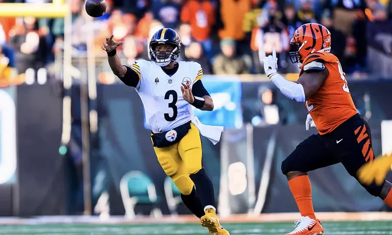 Pittsburgh Steelers quarterback Russell Wilson (3) throws a pass against the Cincinnati Bengals in the first half at Paycor Stadium. Mandatory Credit: Katie Stratman-Imagn Images