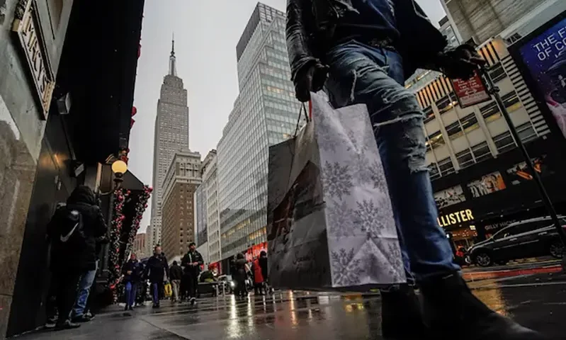 People carry shopping bags during the holiday season in New York City, U.S., December 15, 2022. REUTERS/Eduardo Munoz/File Photo