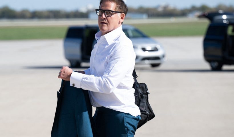 Business entrepreneur Mark Cuban walks to board Air Force Two as he travels to campaign with Democratic presidential candidate US Vice President Kamala Harris from Milwaukee Mitchell International Airport in Milwaukee, Wisconsin, October 17, 2024. (Photo by SAUL LOEB / AFP) (Photo by SAUL LOEB/AFP via Getty Images)