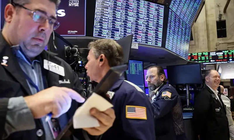 Traders work on the floor at the New York Stock Exchange (NYSE) in New York City, U.S., November 27, 2024. REUTERS/Brendan McDermid/File Photo