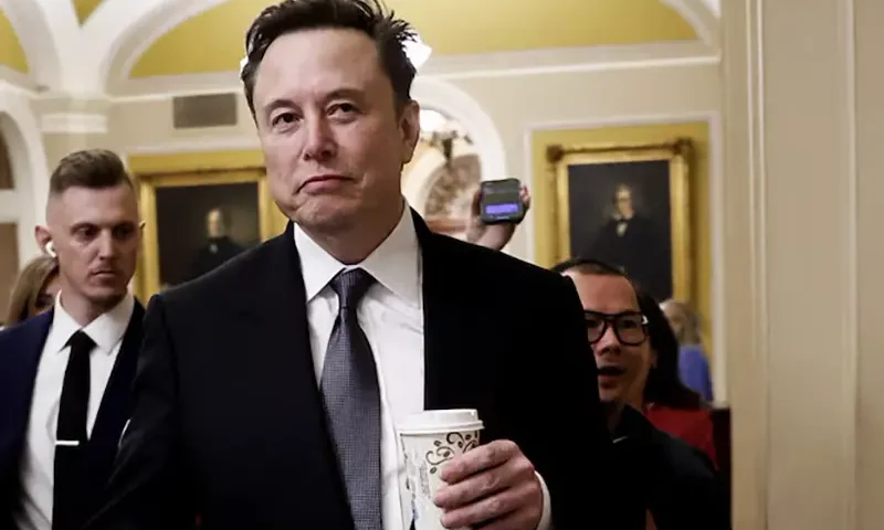 Elon Musk walks on Capitol Hill on the day of a meeting with Senate Republican Leader-elect John Thune (R-SD), in Washington, U.S. December 5, 2024. REUTERS/Benoit Tessier/File photo