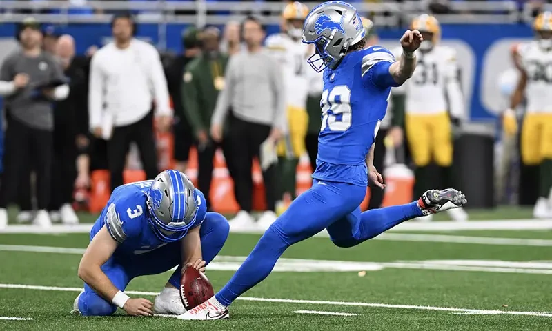 Detroit Lions place kicker Jake Bates (39) kicks a field goal against the Green Bay Packers in the second quarter at Ford Field. Mandatory Credit: Lon Horwedel-Imagn Images
