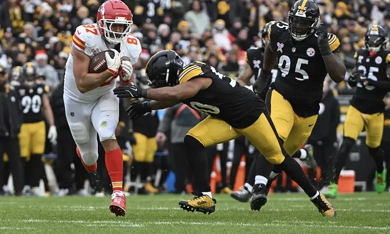 Kansas City Chiefs tight end Travis Kelce (87) looks to elude Pittsburgh Steelers linebacker Elandon Roberts (50) during the second half at Acrisure Stadium. Mandatory Credit: Barry Reeger-Imagn Images