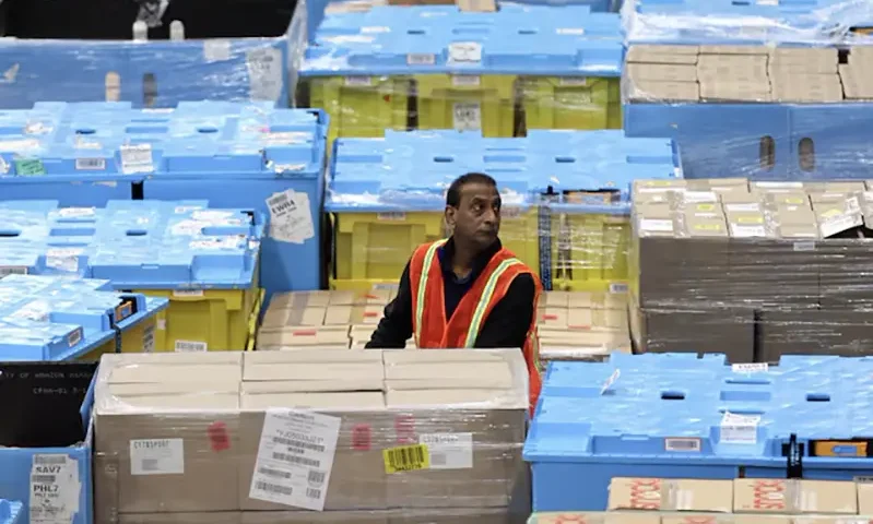 A worker moves products during Cyber Monday at the Amazon's fulfillment center in Robbinsville, New Jersey, U.S., November 27, 2023. REUTERS/Mike Segar/File Photo