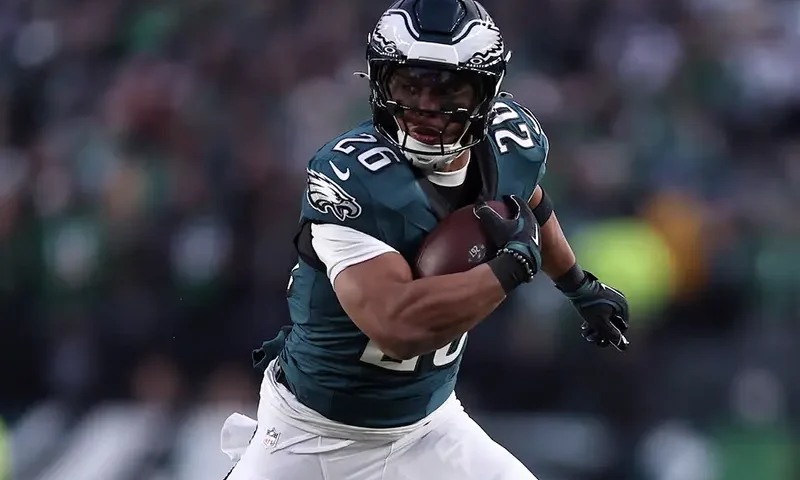 Philadelphia Eagles running back Saquon Barkley (26) rushes the ball against the Green Bay Packers during the first quarter in the NFC wild card game at Lincoln Financial Field. Mandatory Credit: Bill Streicher-Imagn Images