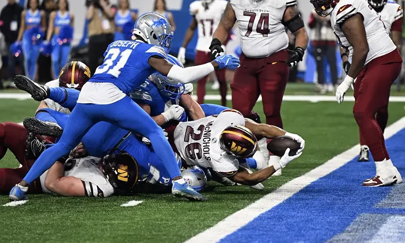 Washington Commanders running back Jeremy McNichols (26) drives for a touchdown during the fourth quarter against Detroit Lions in a 2025 NFC divisional round game at Ford Field. Mandatory Credit: Lon Horwedel-Imagn Images