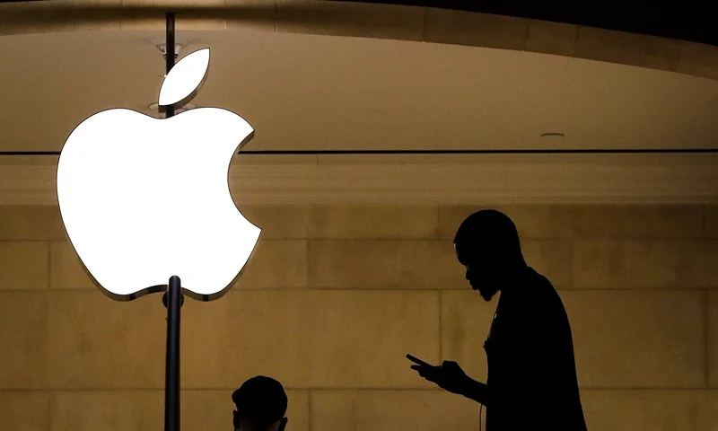 NEW YORK, NY - JANUARY 29: A man checks his phone in an Apple retail store in Grand Central Terminal, January 29, 2019 in New York City. Apple is set to report first-quarter earnings results after U.S. markets close on Tuesday. (Photo by Drew Angerer/Getty Images)